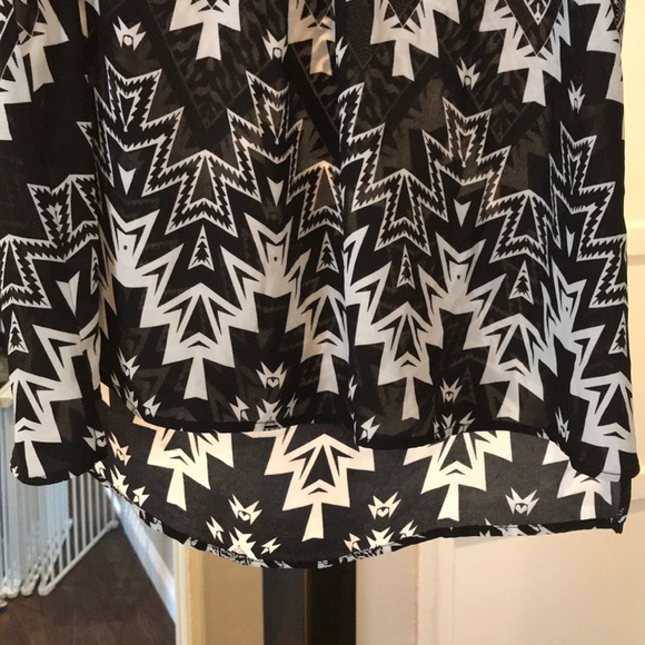 🌸 Beautifully Couture Boho sleeveless top - Picture 4 of 7